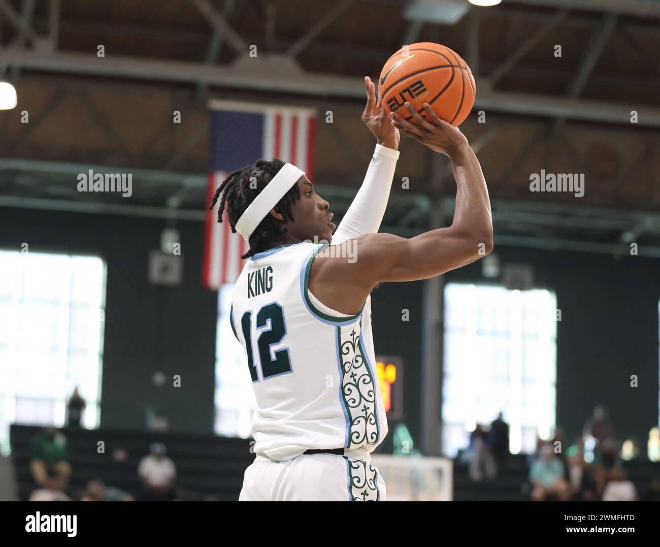 Kolby King (12) der Tulane Green Wave Garant schießt am Sonntag, den 25. Februar 2024, während eines Männer-Basketballspiels der American Athletic Conference in der Fogleman Arena in New Orleans, Louisiana, einen Dreier-Pointer. (Foto: Peter G. Forest/SIPA USA) Stockfoto