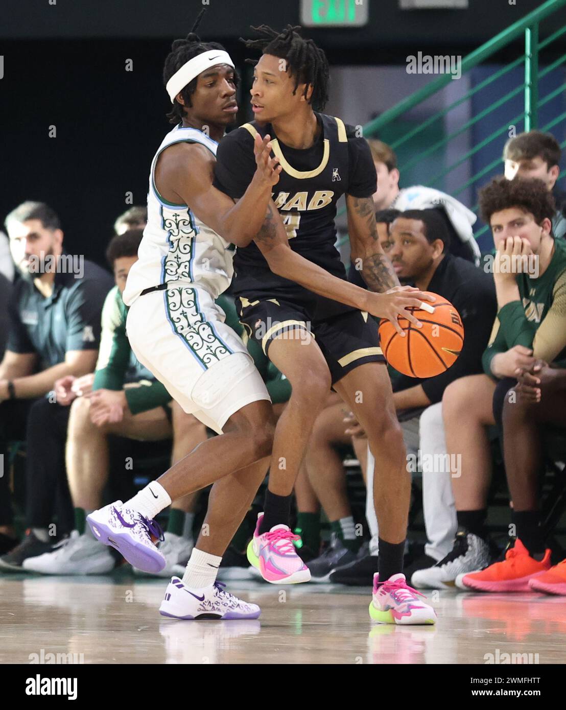 Kolby King (12) verteidigt Eric Gaines (4) während eines Basketballspiels der American Athletic Conference in der Fogleman Arena in New Orleans, Louisiana, am Sonntag, den 25. Februar 2024. (Foto: Peter G. Forest/SIPA USA) Stockfoto