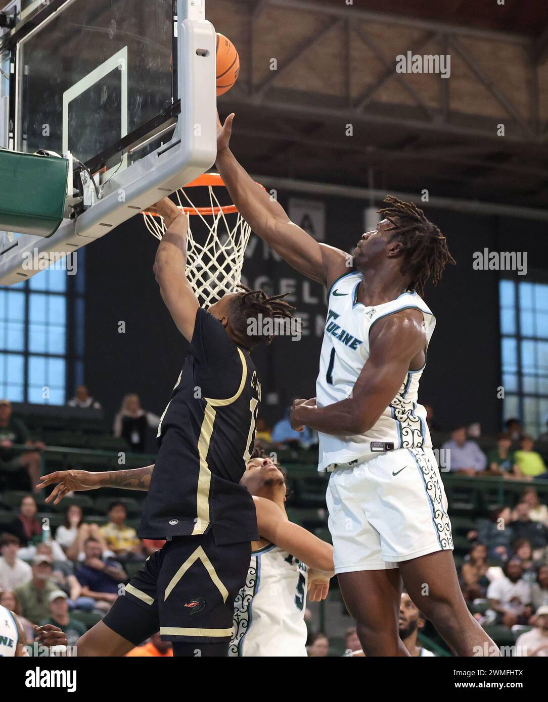 Sion James (1) blockiert UAB Blazers Stürmer Christian Coleman (13), der während eines Basketballspiels der American Athletic Conference in der Fogleman Arena in New Orleans, Louisiana, am Sonntag, den 25. Februar 2024 geschossen wurde. (Foto: Peter G. Forest/SIPA USA) Stockfoto