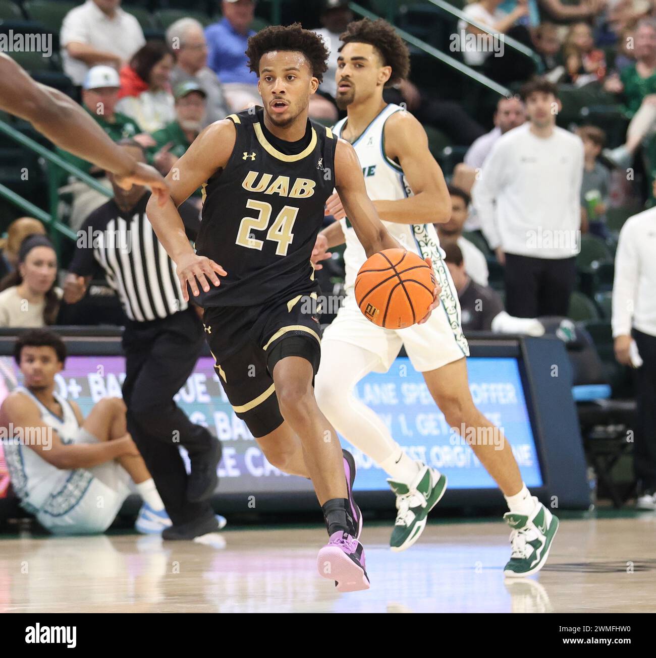 Efrem Johnson (24), der UAB Blazers Guard, bringt den Ball während eines Basketballspiels der American Athletic Conference in der Fogleman Arena in New Orleans, Louisiana am Sonntag, den 25. Februar 2024. (Foto: Peter G. Forest/SIPA USA) Stockfoto
