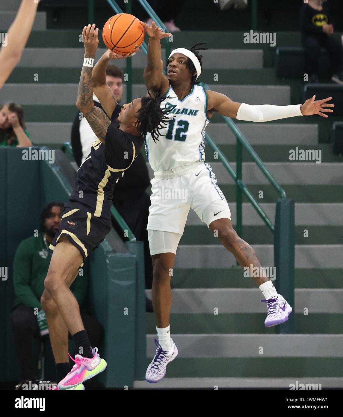 Kolby King (12) Blöcke Eric Gaines (4), der während eines Basketballspiels der American Athletic Conference in der Fogleman Arena in New Orleans, Louisiana am Sonntag, den 25. Februar 2024, geschossen wurde. (Foto: Peter G. Forest/SIPA USA) Stockfoto