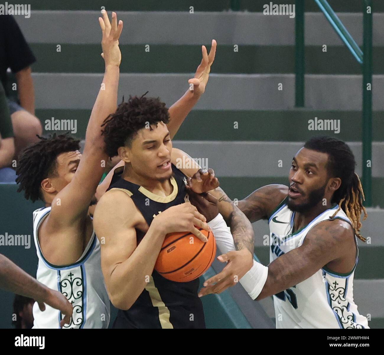 UAB Blazers Stürmer Yaxel Lendeborg (3) und Tulane Green Wave Guard Jaylen Forbes (25) kämpfen beide um den Ball während eines Basketballspiels der American Athletic Conference in der Fogleman Arena in New Orleans, Louisiana am Sonntag, den 25. Februar 2024. (Foto: Peter G. Forest/SIPA USA) Stockfoto
