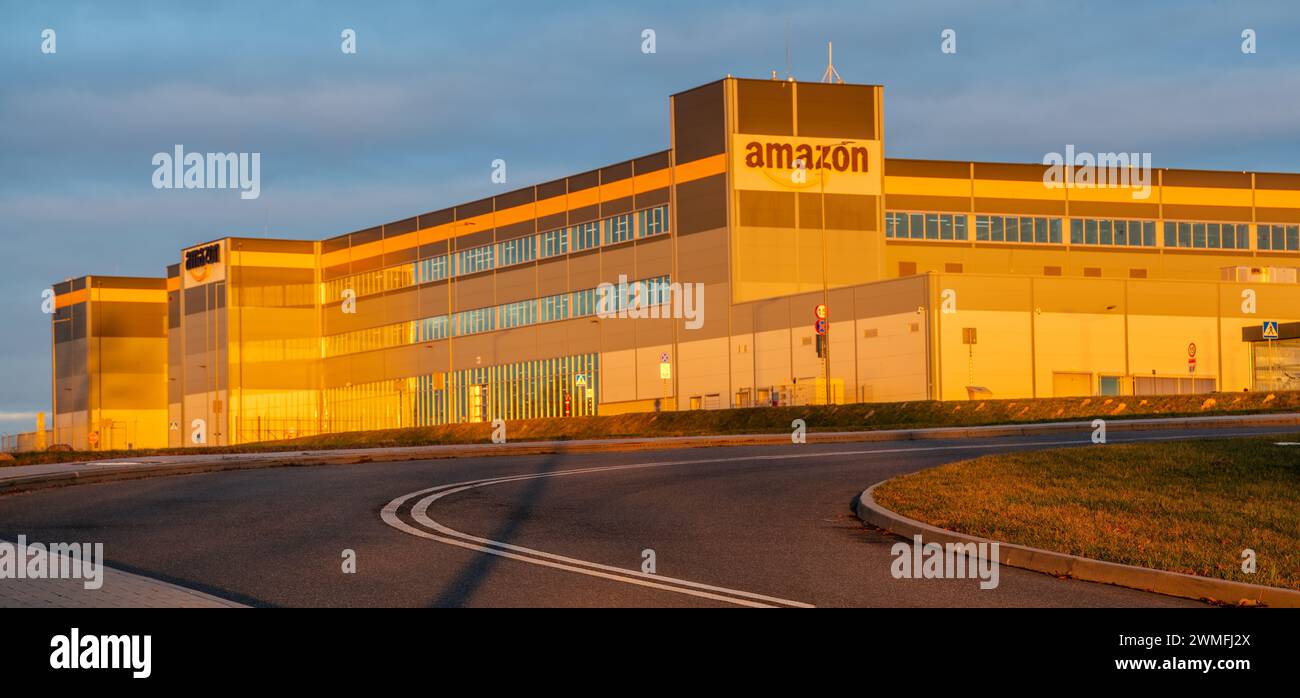 Lagerhalle und Straße des Logistikzentrums von Amazon Stockfoto