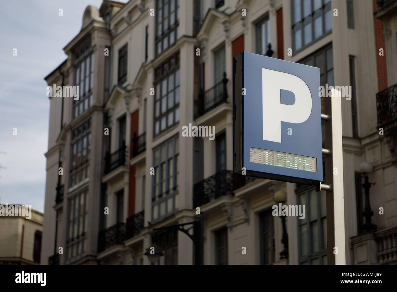 Kostenloses öffentliches Parkschild für Autos und Motorräder in einer Stadt Stockfoto