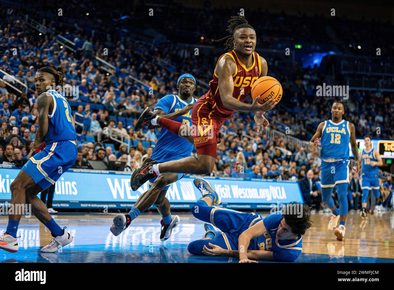 Isaiah Collier (1) wird von UCLA Bruins Stürmer Berke Buyuktuncel (9) während eines NCAA-Basketballspiels am Samstag, den 24. Februar 2024, angegriffen Stockfoto