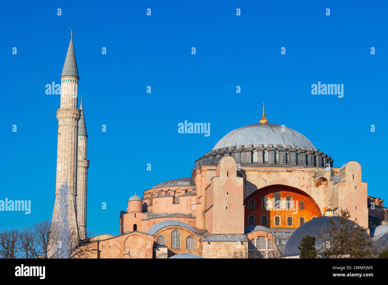 Ramadan oder islamisches Konzept Foto. Hagia Sophia oder Ayasofya mit klarem Himmel. Besuchen Sie Istanbul Concept Foto. Stockfoto