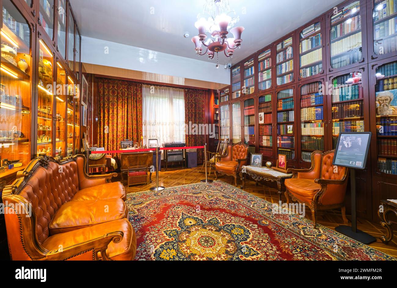 Innenansicht von Büro, Arbeitszimmer und Bibliotheksraum. Im Museum des kommunistischen Ersten Sekretärs Dinmukhamed Kunaev in Almaty, Kasachstan. Stockfoto