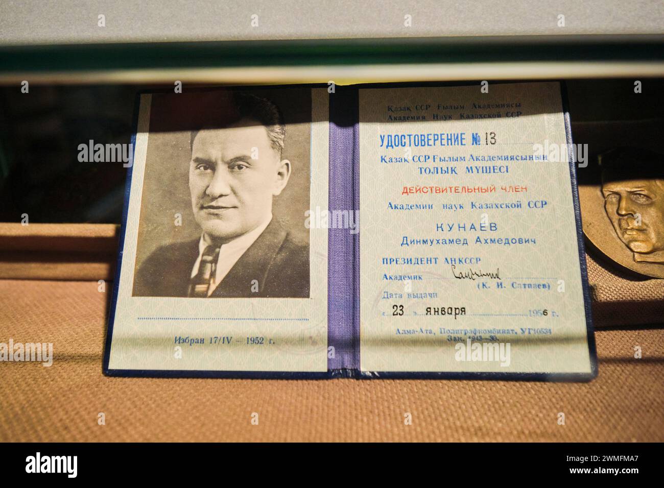 Einer von Kunajews UdSSR-Ausweisen. Im Museum des kommunistischen Ersten Sekretärs Dinmukhamed Kunaev in Almaty, Kasachstan. Stockfoto
