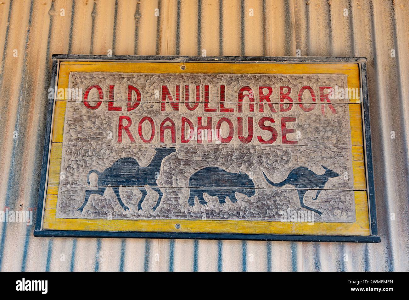 Schild an der Wand für das historische Old Nullarbor Roadhouse mit Tierwelt, Nullarbor, Eyre Highway, South Australia, SA, Australien Stockfoto