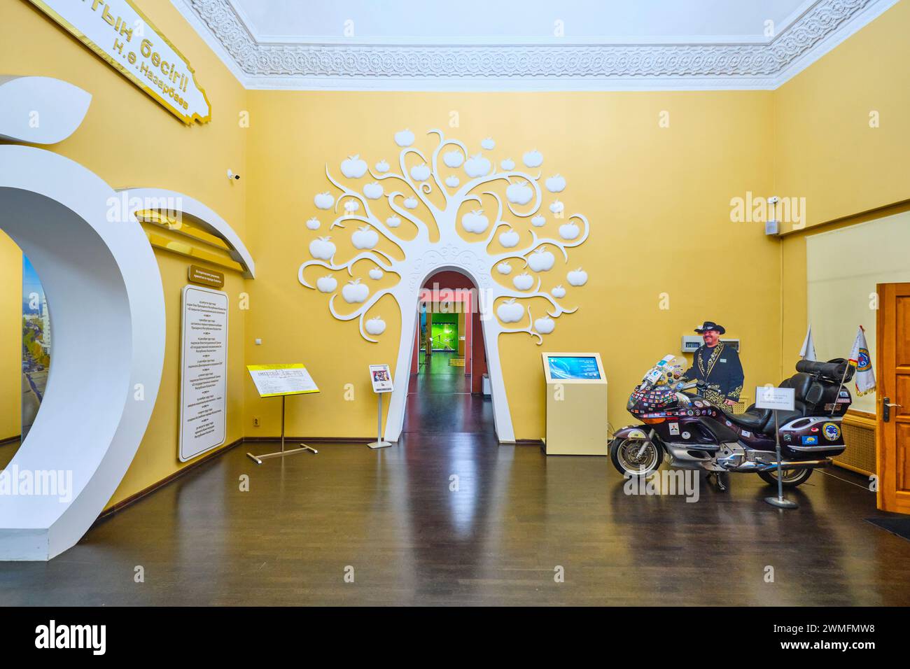 Blick in die Eingangshalle eines Bikers mit Motorrad und Apfelbaumeingang, der zu Ausstellungen führt. Im Almaty Museum of Local History in Almaty, Stockfoto