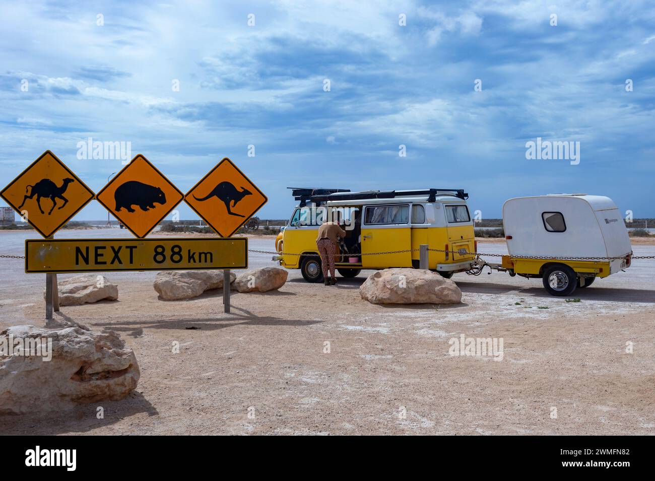 Gelber Volkswagen Kombi Wohnmobil mit farblich abgestimmtem Kleinanhänger, Nullarbor Roadhouse, Eyre Highway, Nullarbor, South Australia, SA, Austra Stockfoto