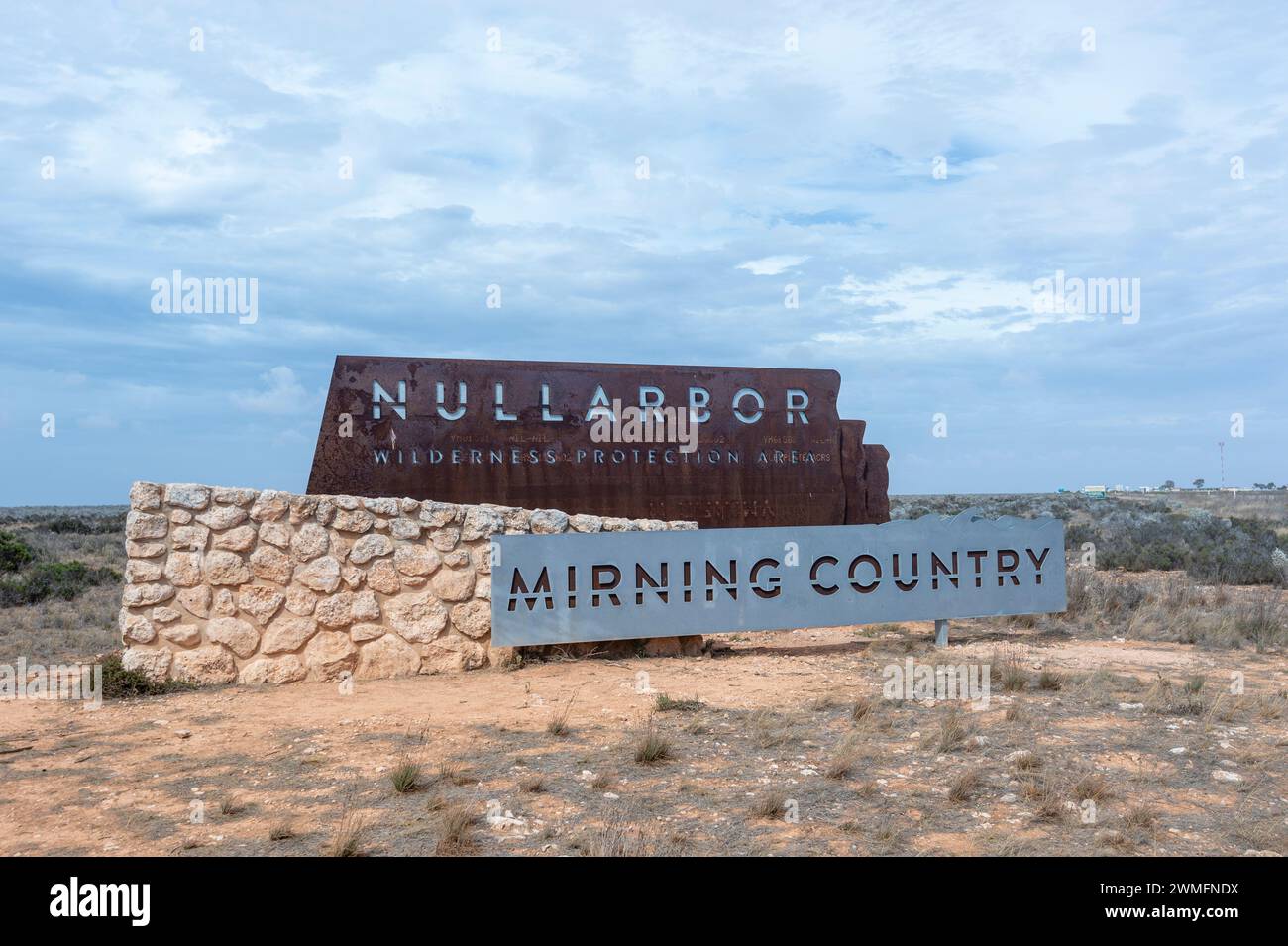 Schild für Nullarbor Wilderness Protection Area entlang des Eyre Highway, Nullarbor, South Australia, SA, Australien Stockfoto