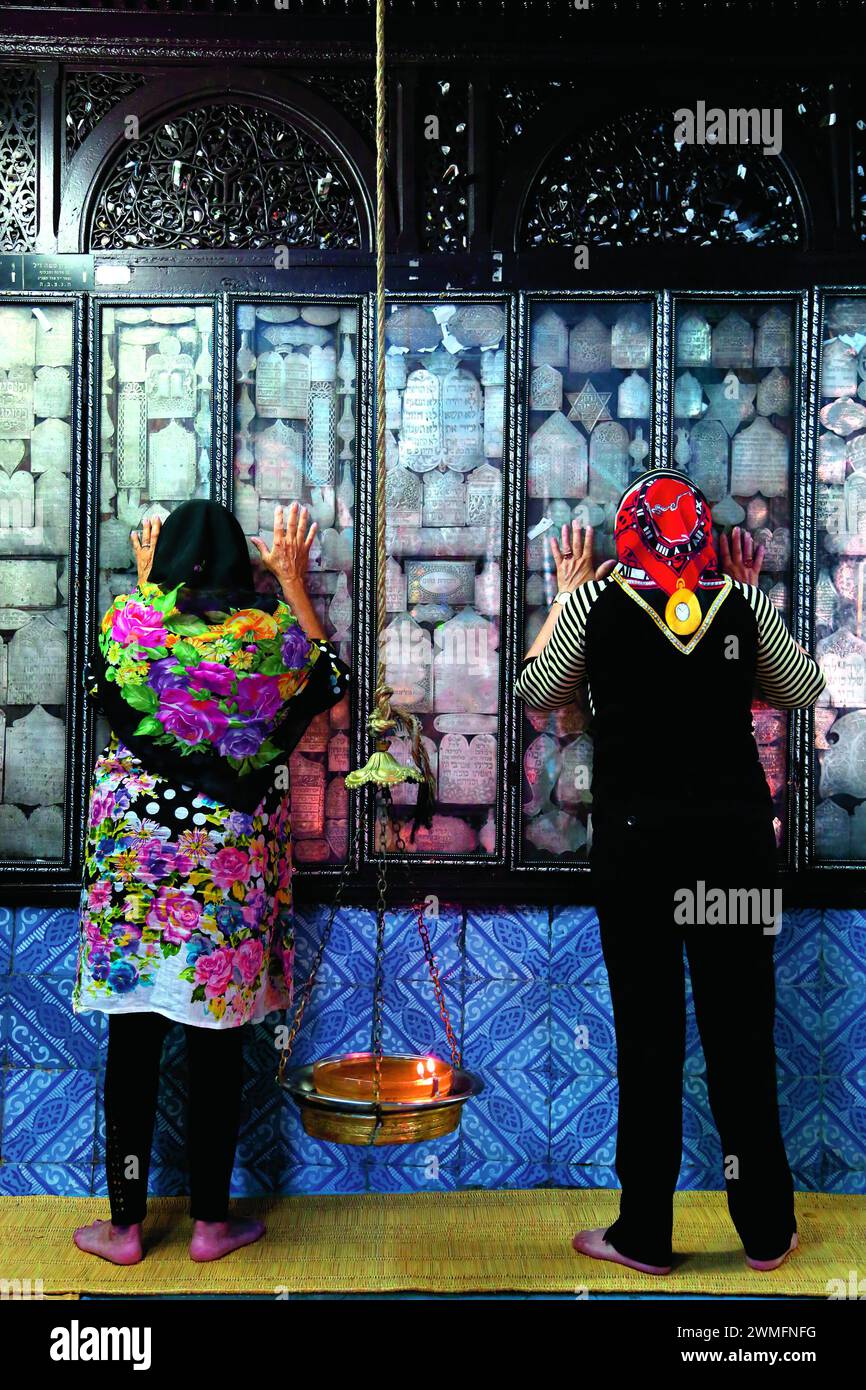 © Manoel Penicaud/Le Pictorium/MAXPPP - Djerba 16/05/2014 Manoel Penicaud/Le Pictorium - 16/05/2014 - Tunsie/Djerba/Djerba - Juive (a gauche) et musulmane (a droite) Priant, pieds nus, dans la synagogue de la Ghriba. Chaque annee, pour la fete du lag Ba'Omer, des juifs Tunisiens ayant emigre au XXe siecle en Europe, en Amerique du Nord et en Israel, Reviennent en pelerinage a la synagogue de la Ghriba a Djerba. Outre la Dimension religieuse, cet evenement s'apparente aussi a un pelerinage de la memoire. La «convivencia» avec les musulmans EST valorisee, malgre l'attentat d'Al-Qaid Stockfoto