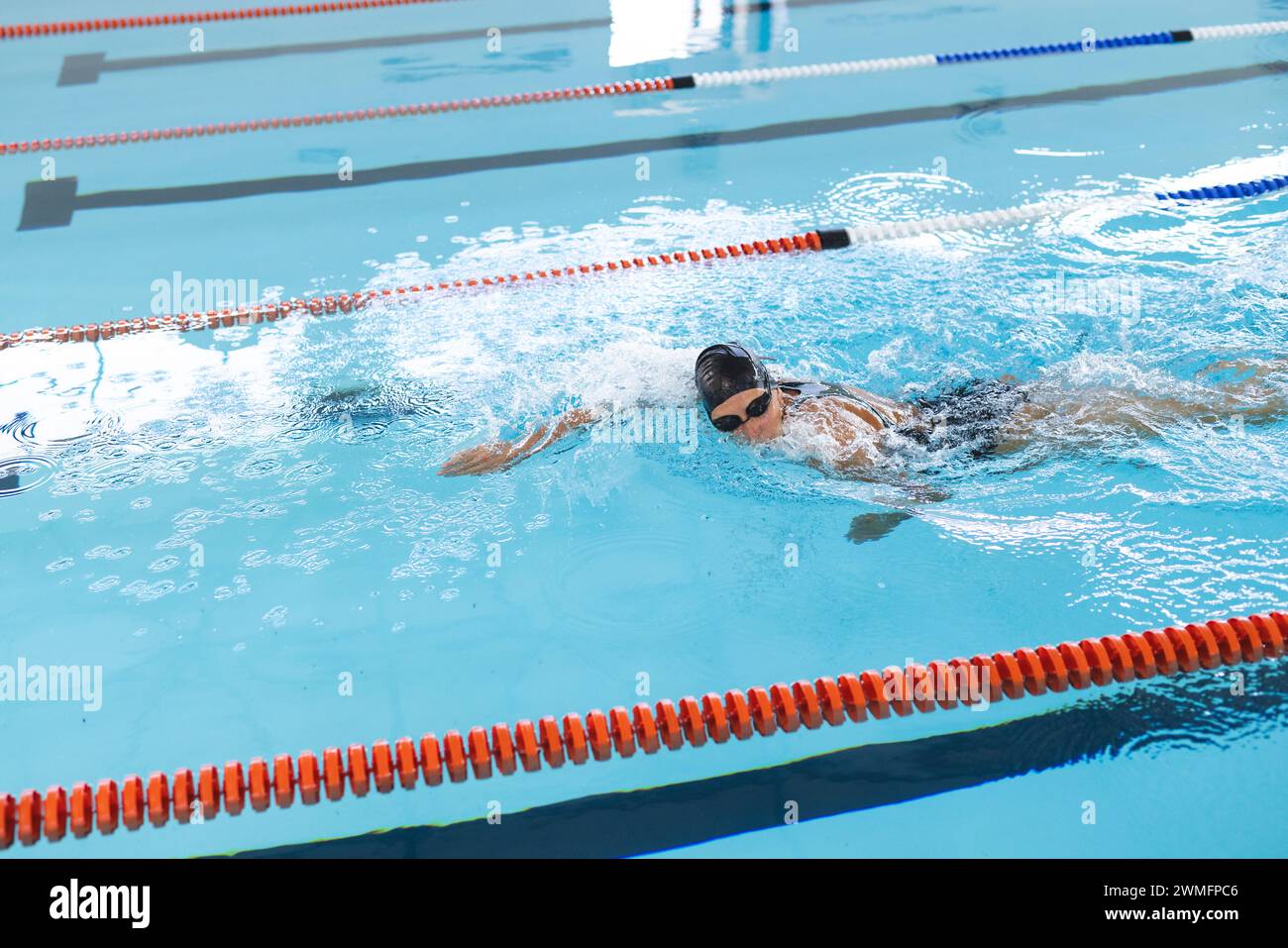 Ein Schwimmer gleitet in einem Pool durch das Wasser Stockfoto