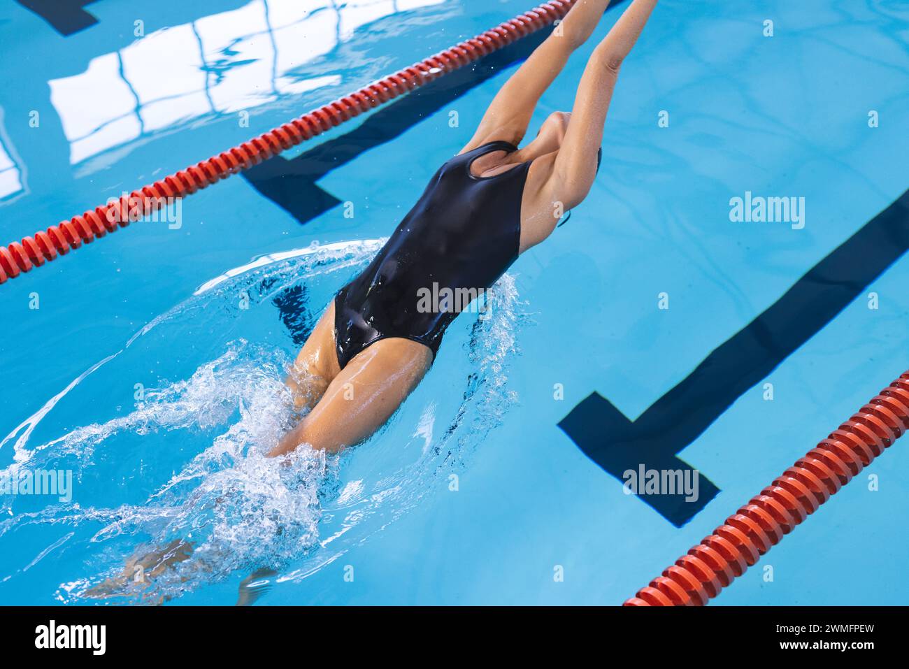 Ein Schwimmer übt in einem Pool und zeigt sportliche Form Stockfoto