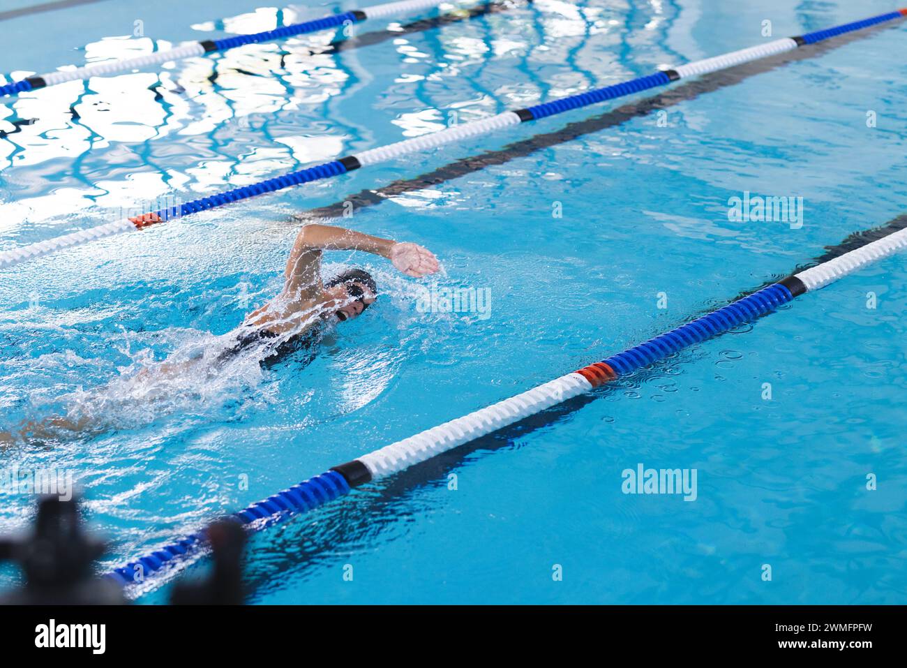 Schwimmen Sie in Aktion in einem Hallenbad mit Kopierbereich Stockfoto