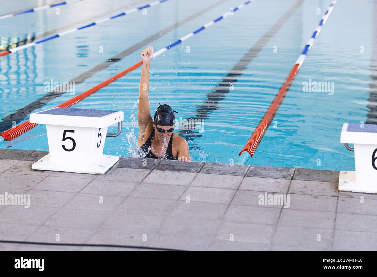 Schwimmer feiert den Sieg am Pool mit Platz für Kopien Stockfoto