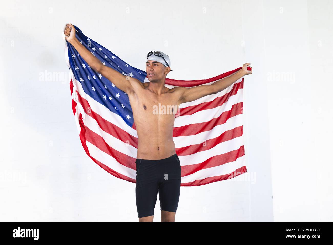 Junger männlicher Sportler, der stolz auf seine amerikanische Flagge ist Stockfoto