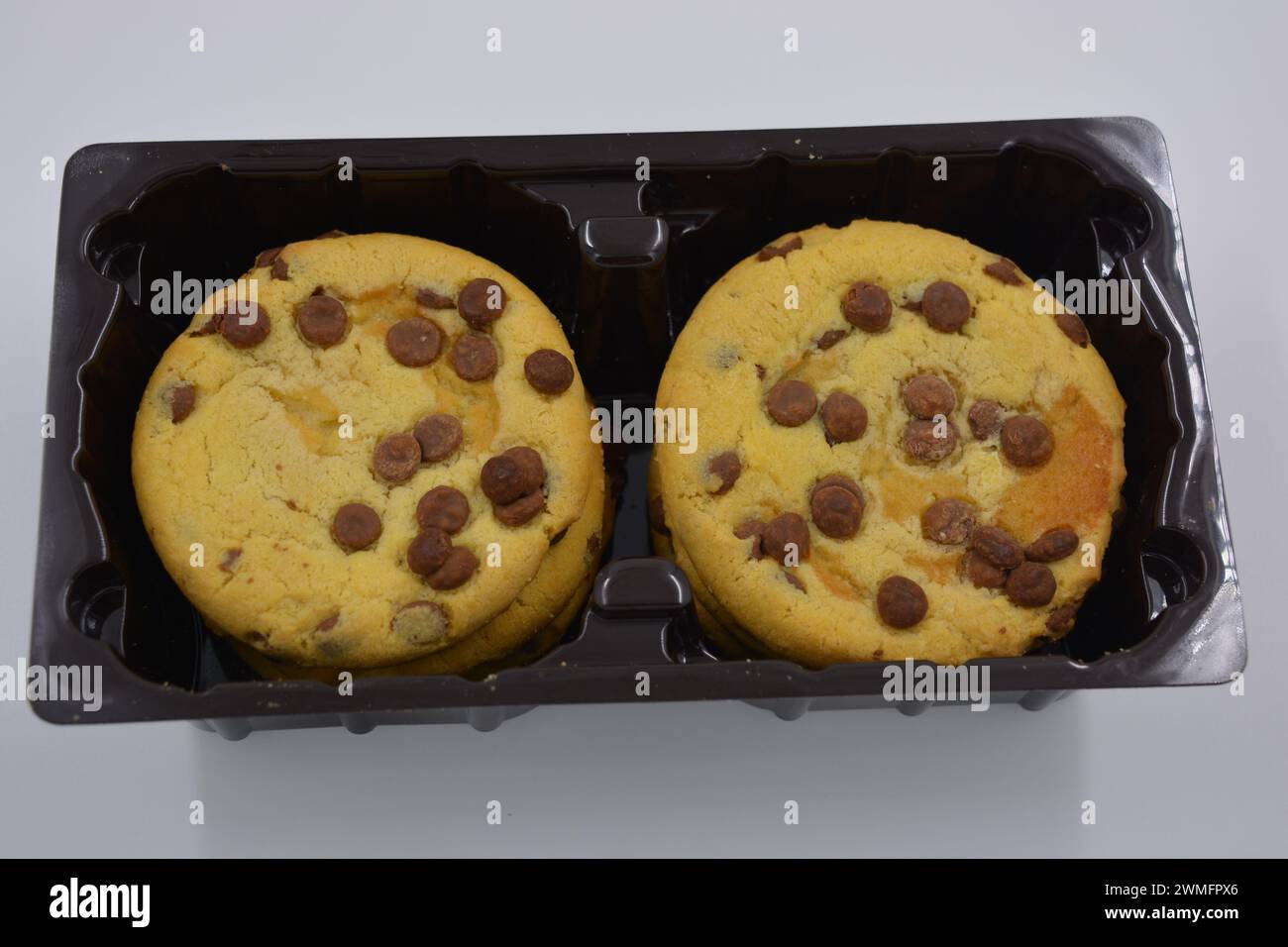 Süßigkeiten, köstliche, große Kekse mit kleinen Stücken Milchschokolade auf weißem Hintergrund. Stockfoto