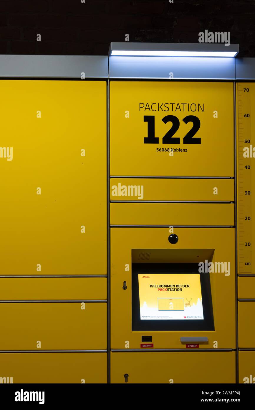 Koblenz, Deutschland - 19. Februar 2024: Terminal einer DHL Packstation, einem automatisierten Selbstbedienungs-Paketabholungs- und -Versandterminal Stockfoto