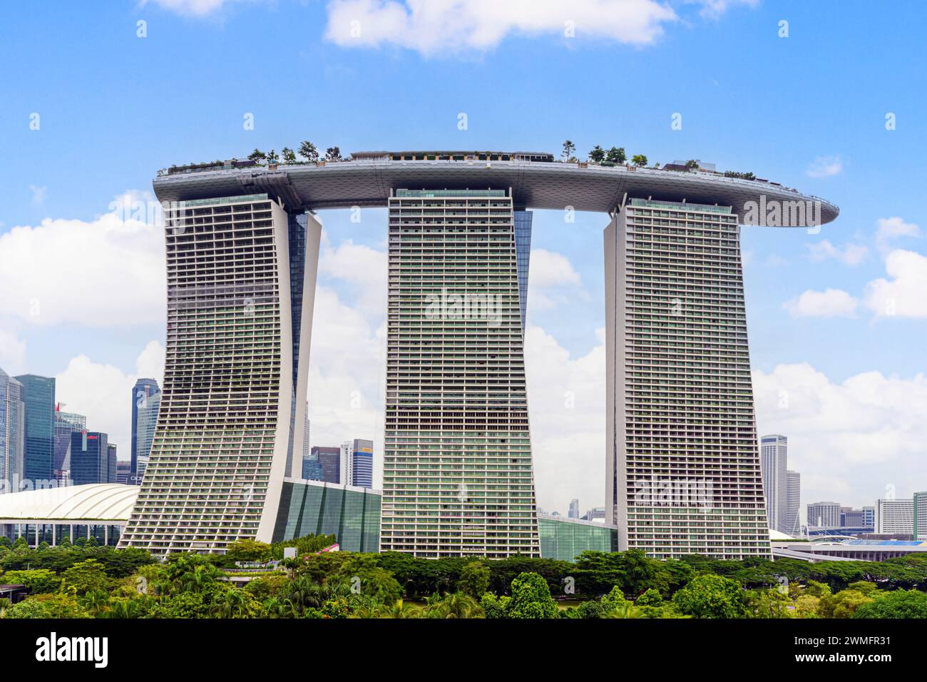 Der ikonische Marina Bay Sands mit Blick über die Baumspitzen in Singapur Stockfoto