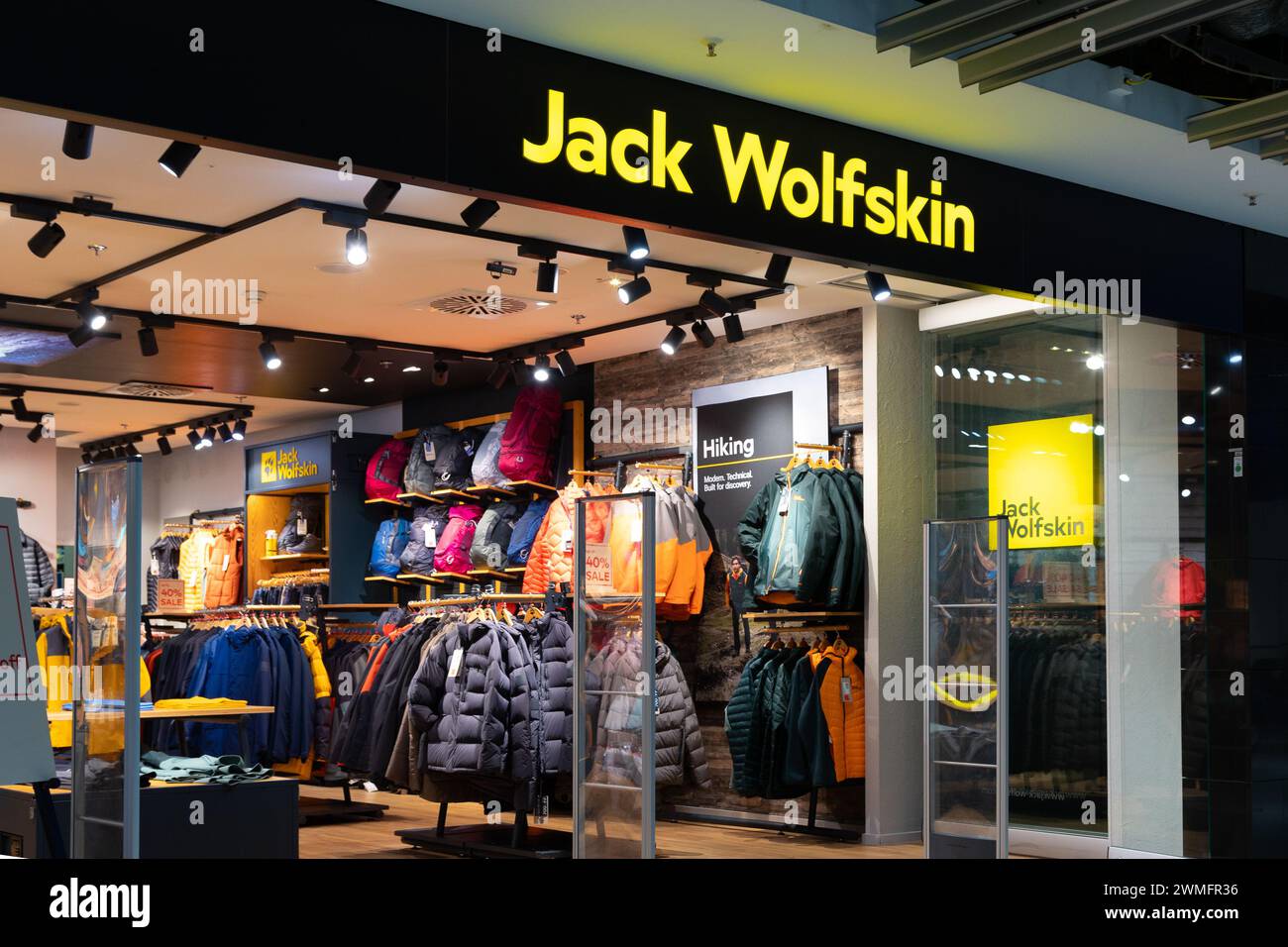 Frankfurt Airport, Deutschland - 19. Februar 2024: Blick im Jack Wolfskin Store im Flughafen Shopping Mall. Jack Wolfskin ist ein deutscher Produzent von Ou Stockfoto