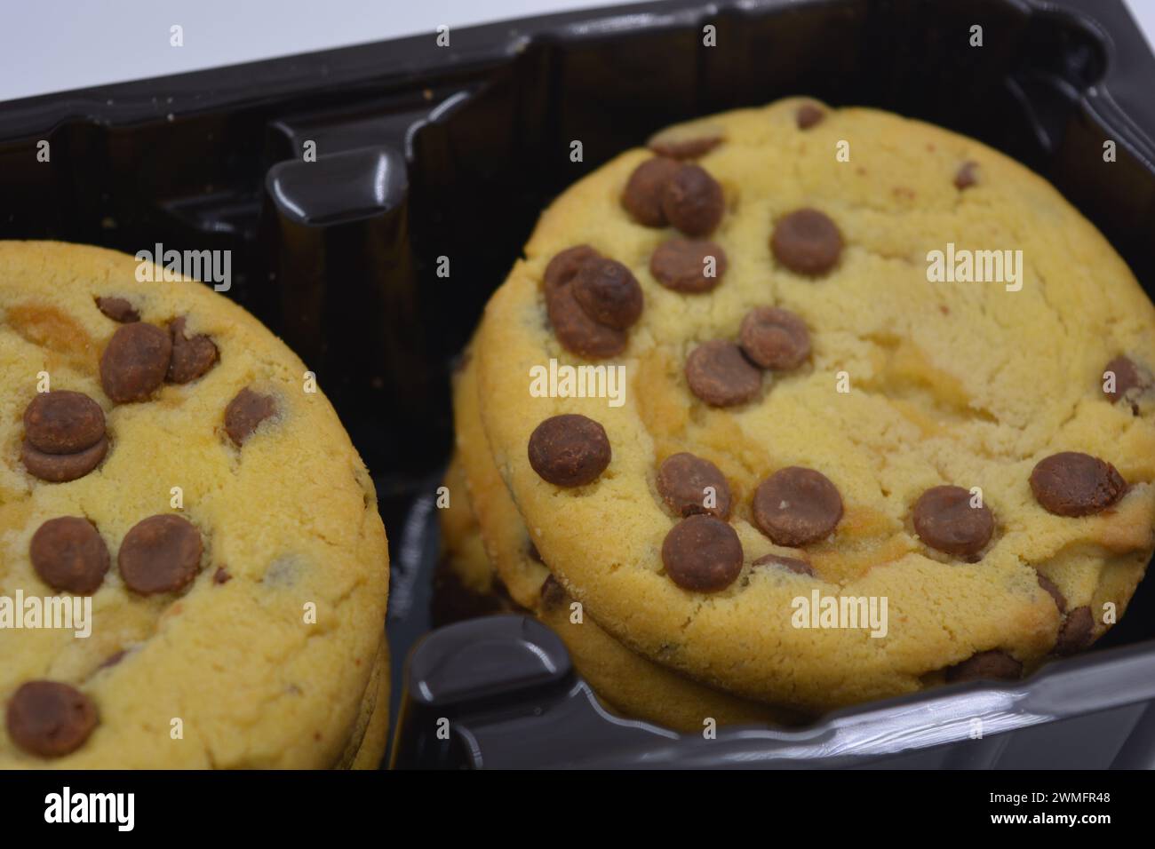 Süßigkeiten, köstliche, große Kekse mit kleinen Stücken Milchschokolade auf weißem Hintergrund. Stockfoto