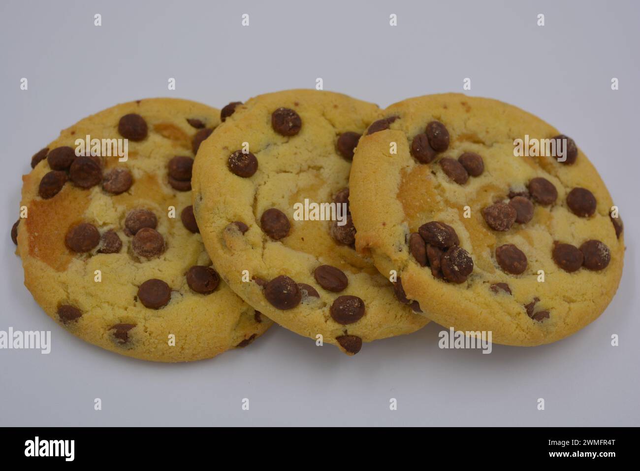 Süßigkeiten, köstliche, große Kekse mit kleinen Stücken Milchschokolade auf weißem Hintergrund. Stockfoto