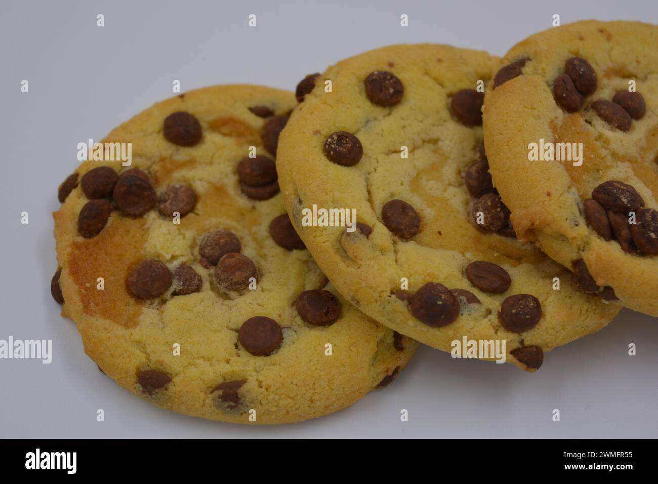 Süßigkeiten, köstliche, große Kekse mit kleinen Stücken Milchschokolade auf weißem Hintergrund. Stockfoto