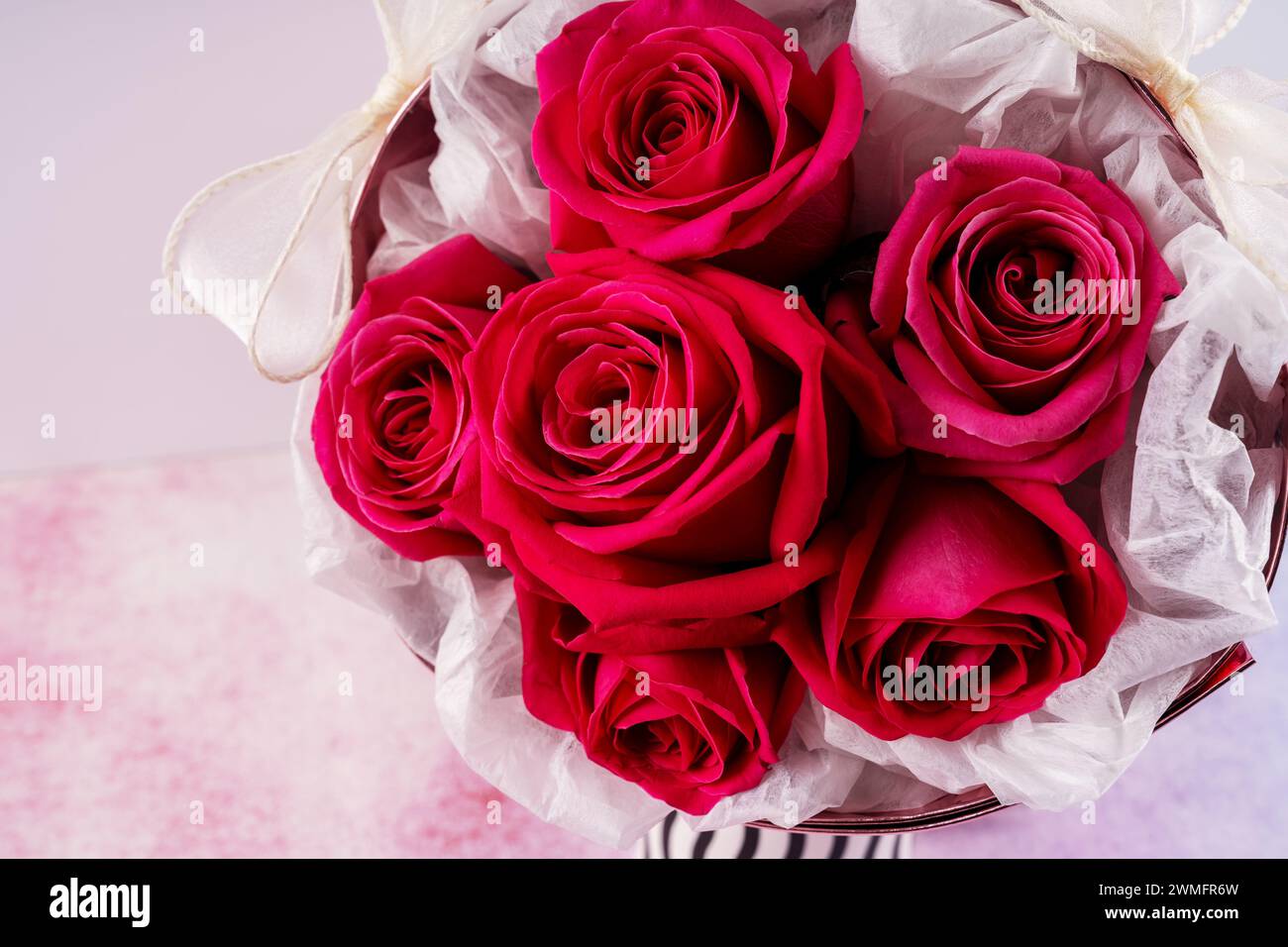 Dunkelrosafarbene Rosen mit Blick auf den Blumenstrauß Stockfoto