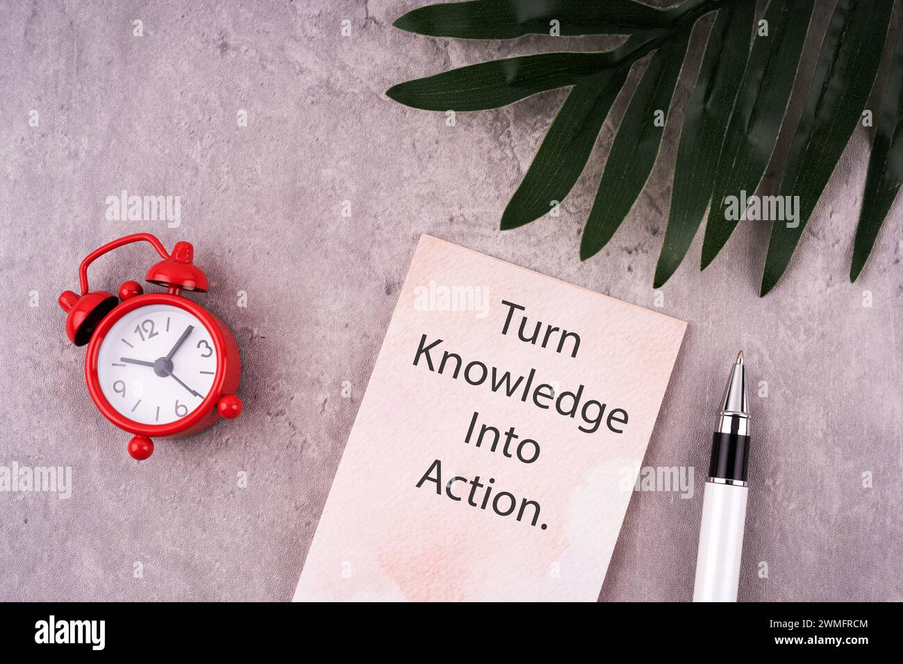 Gedruckte Notizen mit Text verwandeln Wissen in Taten Stockfoto