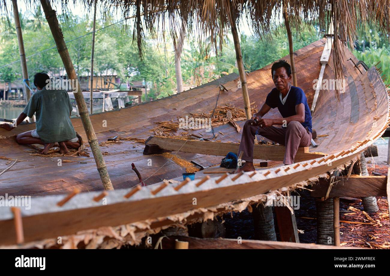 Tana Toraja, handwerklicher Bau eines Bootes aus Teakholz (nur aus Holz). Sulawesi, Indonesien. Stockfoto