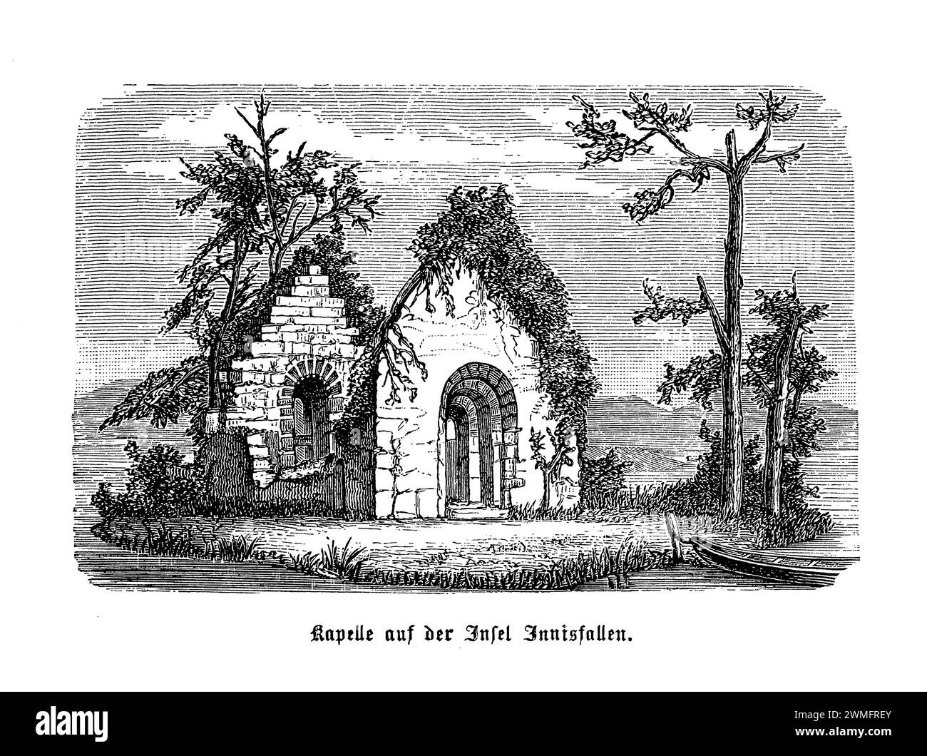 Die Ruinen der Kapelle auf Innisfallen Island, eingebettet in den ruhigen Gewässern des Lough Leane im Killarney National Park, Irland, sind eine ergreifende Erinnerung an die reiche Klostergeschichte des Landes. An diesem abgeschiedenen Ort befand sich einst die Abtei Innisfallen, die im 7. Jahrhundert von St. Finian the Leper, der eine bedeutende Rolle bei der irischen Gelehrsamkeit und der Verfasserschaft der Annals of Innisfallen spielte, einer Chronik der frühen irischen Geschichte. Die Ruinen mit ihren zerbröckelnden Mauern und dem bewachsenen Efeu rufen ein Gefühl von Zeitlosigkeit und spirituellem Trost hervor und stehen als stille Zeugen jahrhundertelanger Gebete und Gebete Stockfoto