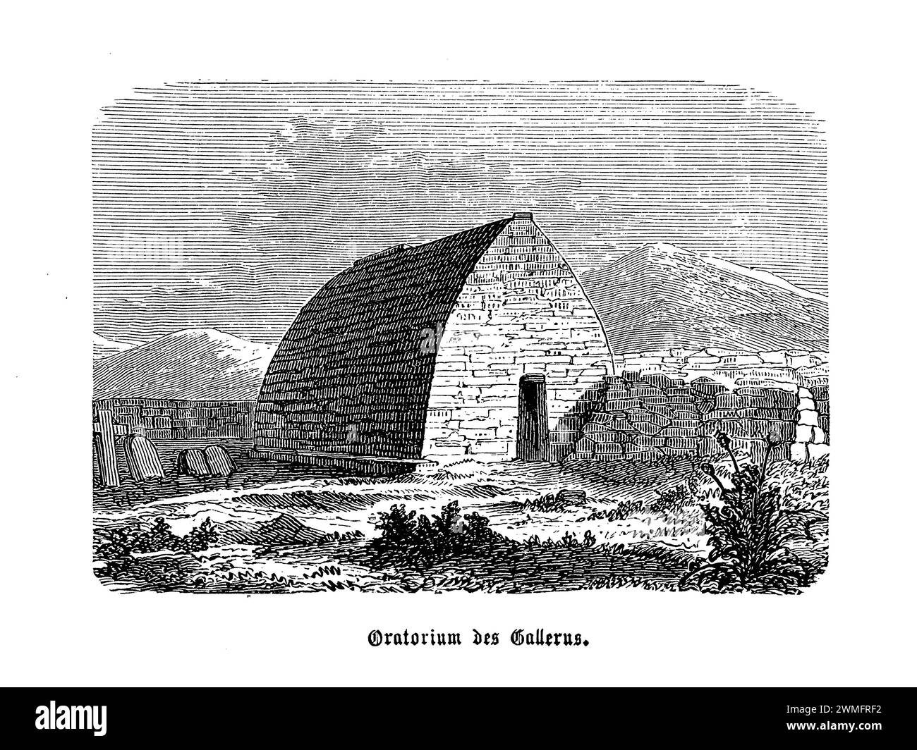 Das Gallarus Oratory auf der Dingle Peninsula im County Kerry, Irland, ist ein exquisites Beispiel frühchristlicher Architektur, die sich seit langem bewährt hat. Dieses kleine, aus Trockenstein bestehende Gebäude erinnert an ein umgedrehtes Boot und wird für seinen bemerkenswerten Erhaltungszustand und seine einfache, aber raffinierte Bauweise gefeiert. Das präzise Mauerwerk des Oratoriums mit sorgfältig zusammengesetzten Steinen ohne Mörtel zeigt den Einfallsreichtum seiner Erbauer und ihre Beherrschung der Materialien. Das Gallarus Oratorium wurde als Gebetsort genutzt Stockfoto Das Gallarus Oratory auf der Dingle Peninsula im County Kerry, Irland, ist ein exquisites Beispiel frühchristlicher Architektur, die sich seit langem bewährt hat. Dieses kleine, aus Trockenstein bestehende Gebäude erinnert an ein umgedrehtes Boot und wird für seinen bemerkenswerten Erhaltungszustand und seine einfache, aber raffinierte Bauweise gefeiert. Das präzise Mauerwerk des Oratoriums mit sorgfältig zusammengesetzten Steinen ohne Mörtel zeigt den Einfallsreichtum seiner Erbauer und ihre Beherrschung der Materialien. Das Gallarus Oratorium wurde als Gebetsort genutzt Stockfoto