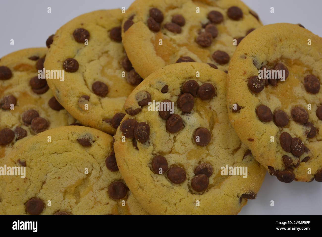 Süßigkeiten, köstliche, große Kekse mit kleinen Stücken Milchschokolade auf weißem Hintergrund. Stockfoto