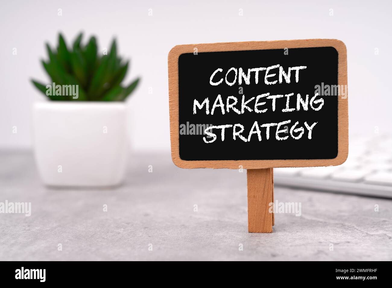 Blackboard mit Marketingstrategie für Textinhalte Stockfoto