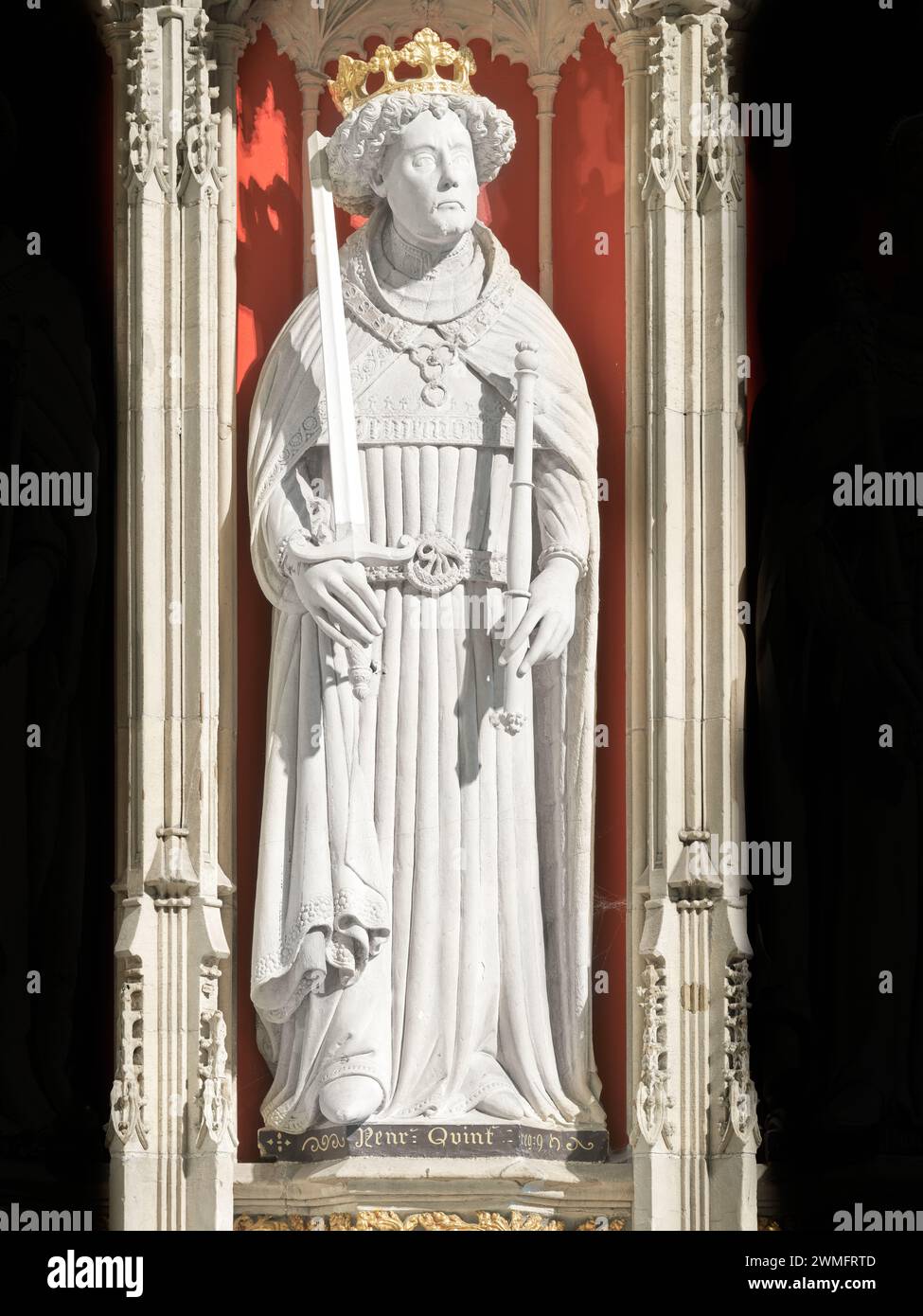 Statue eines mittelalterlichen englischen Königs, Heinrich V., auf der Leinwand im Münster (Kathedrale) in York, England. Stockfoto