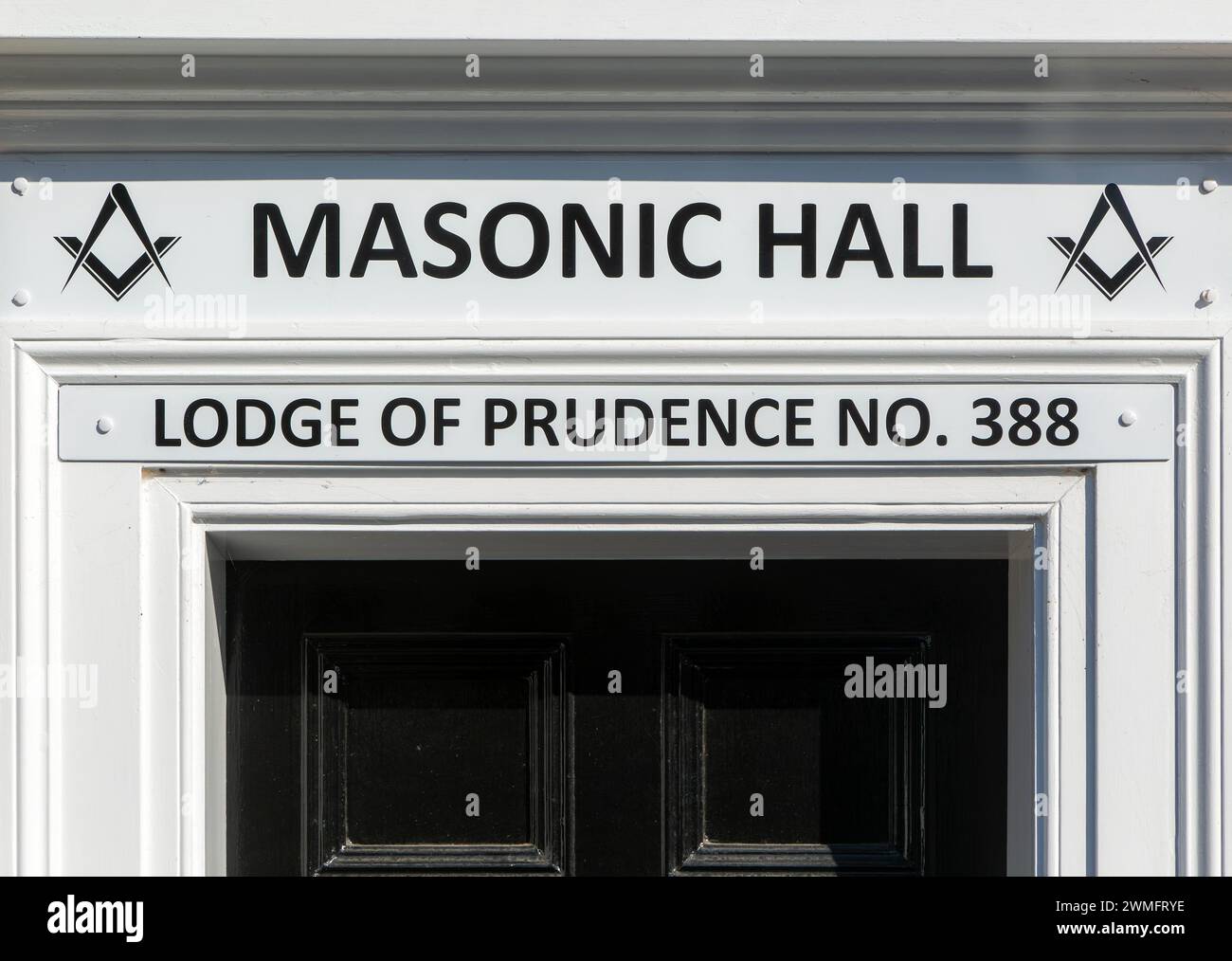 Schild oberhalb des Eingangs zur Masonic Hall, Lodge of Prudence Nummer 388, Halesworth, Suffolk, England, Großbritannien Stockfoto