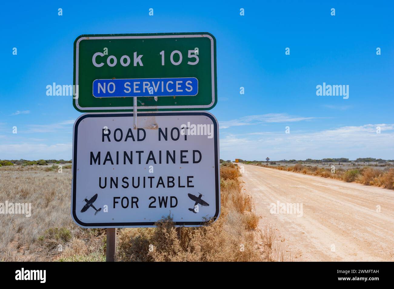 Warnschild für Schotterstraßen auf dem Weg nach Cook, einer abgelegenen ländlichen Stadt im Nullarbor, South Australia, SA, Australien Stockfoto