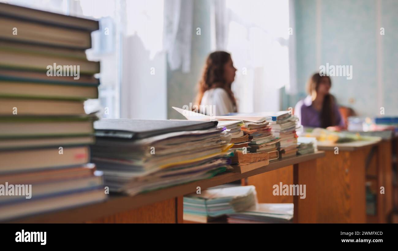 Stapel von Büchern und Notizbüchern in der Lehrerlounge der Schule. Stockfoto