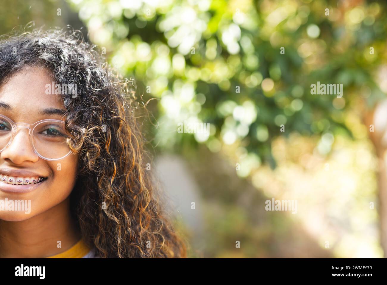Teenager lächelt draußen hell, mit Kopierraum Stockfoto
