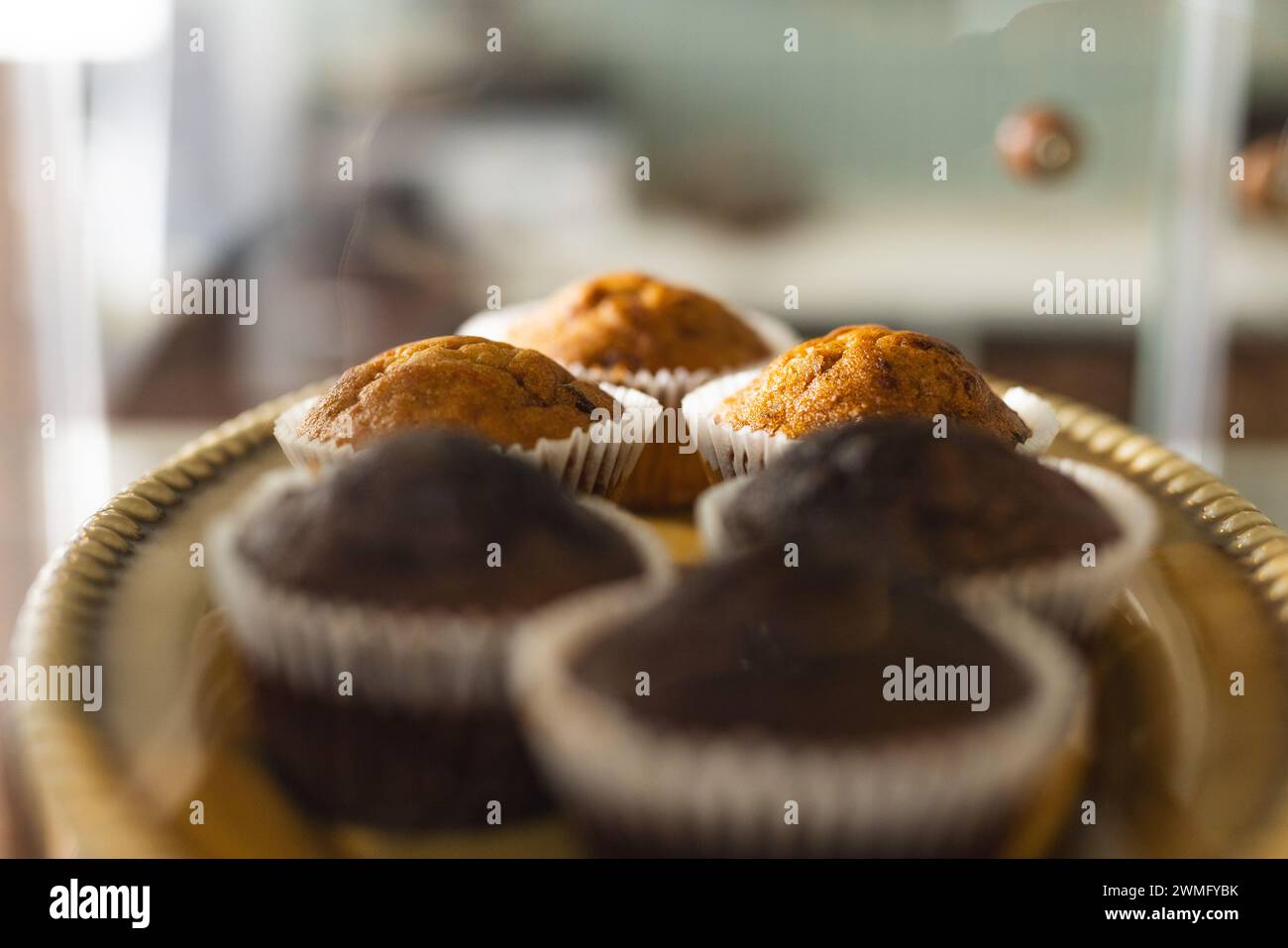 Frisch gebackene Muffins werden auf einem Teller präsentiert, die die Zuschauer verführen Stockfoto