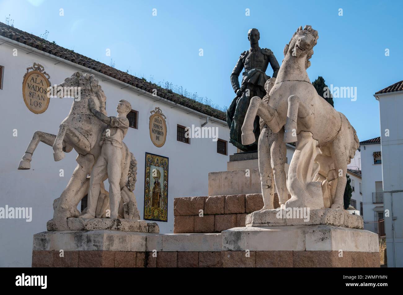 Das weiße Monumento a Manoleteon (Manolete-Denkmal) ist der 1917 geborene Stierkämpfer Manuel Laureano Rodríguez Sanchez Stockfoto