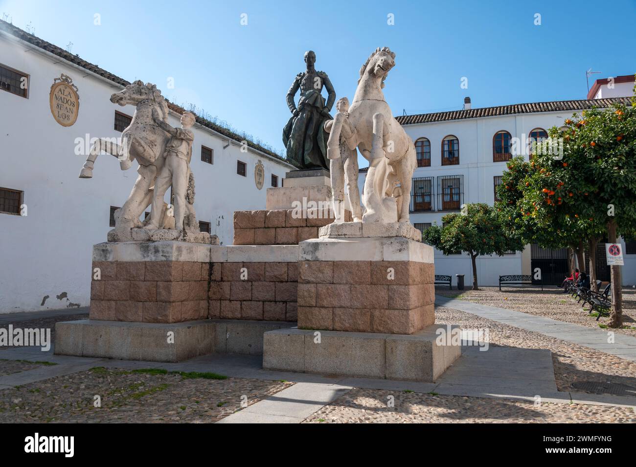 Das weiße Monumento a Manoleteon (Manolete-Denkmal) ist der 1917 geborene Stierkämpfer Manuel Laureano Rodríguez Sanchez Stockfoto