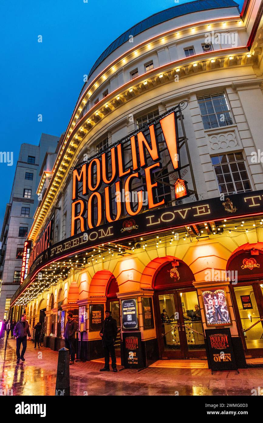 Singen Sie für das Moulin Rouge Musical im Piccadilly Theatre; Piccadilly Circus; London; England Stockfoto