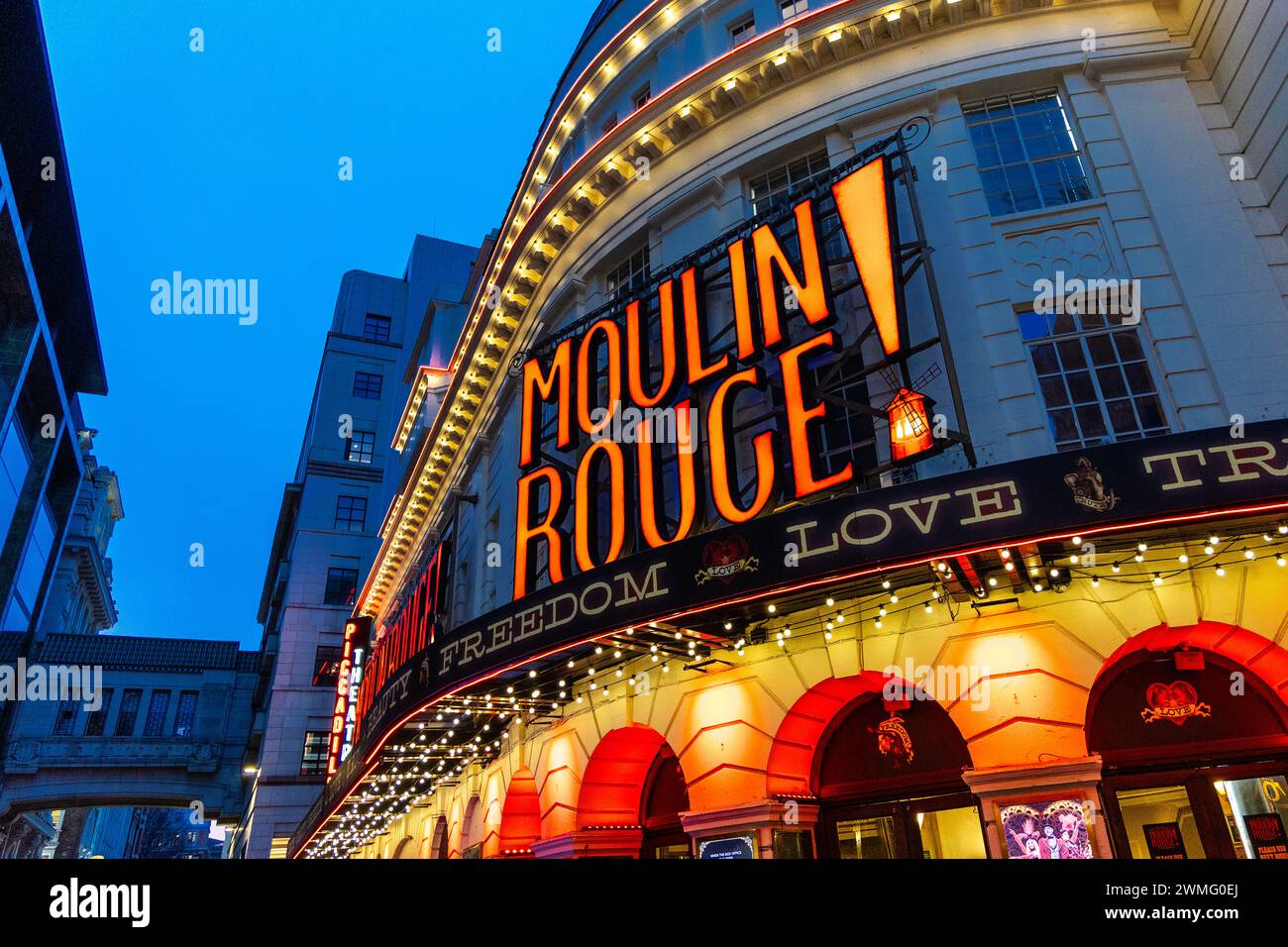 Singen Sie für das Moulin Rouge Musical im Piccadilly Theatre; Piccadilly Circus; London; England Stockfoto