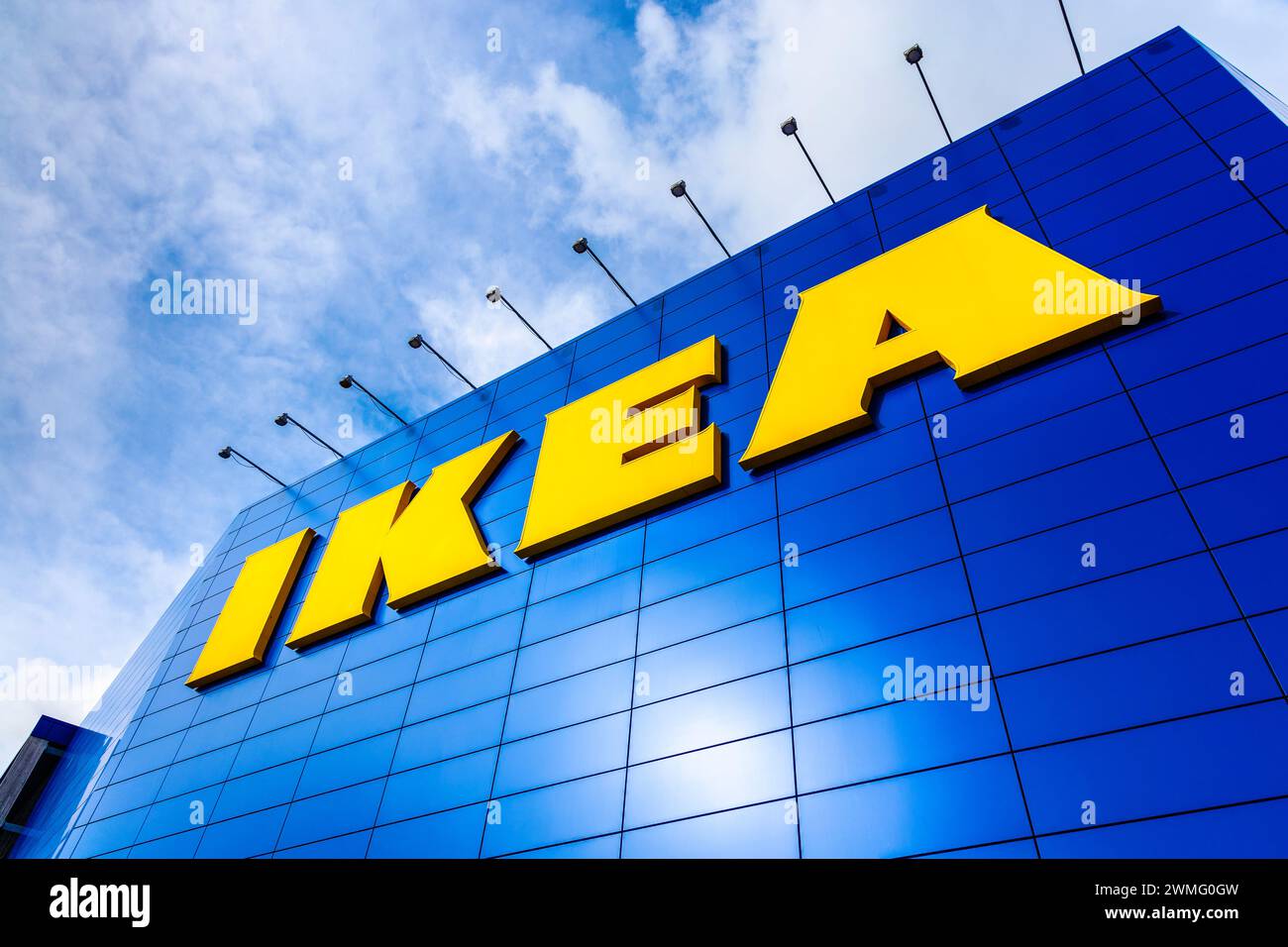 IKEA-Logo an der Fassade des Ikea Greenwich-Gebäudes, London England Stockfoto