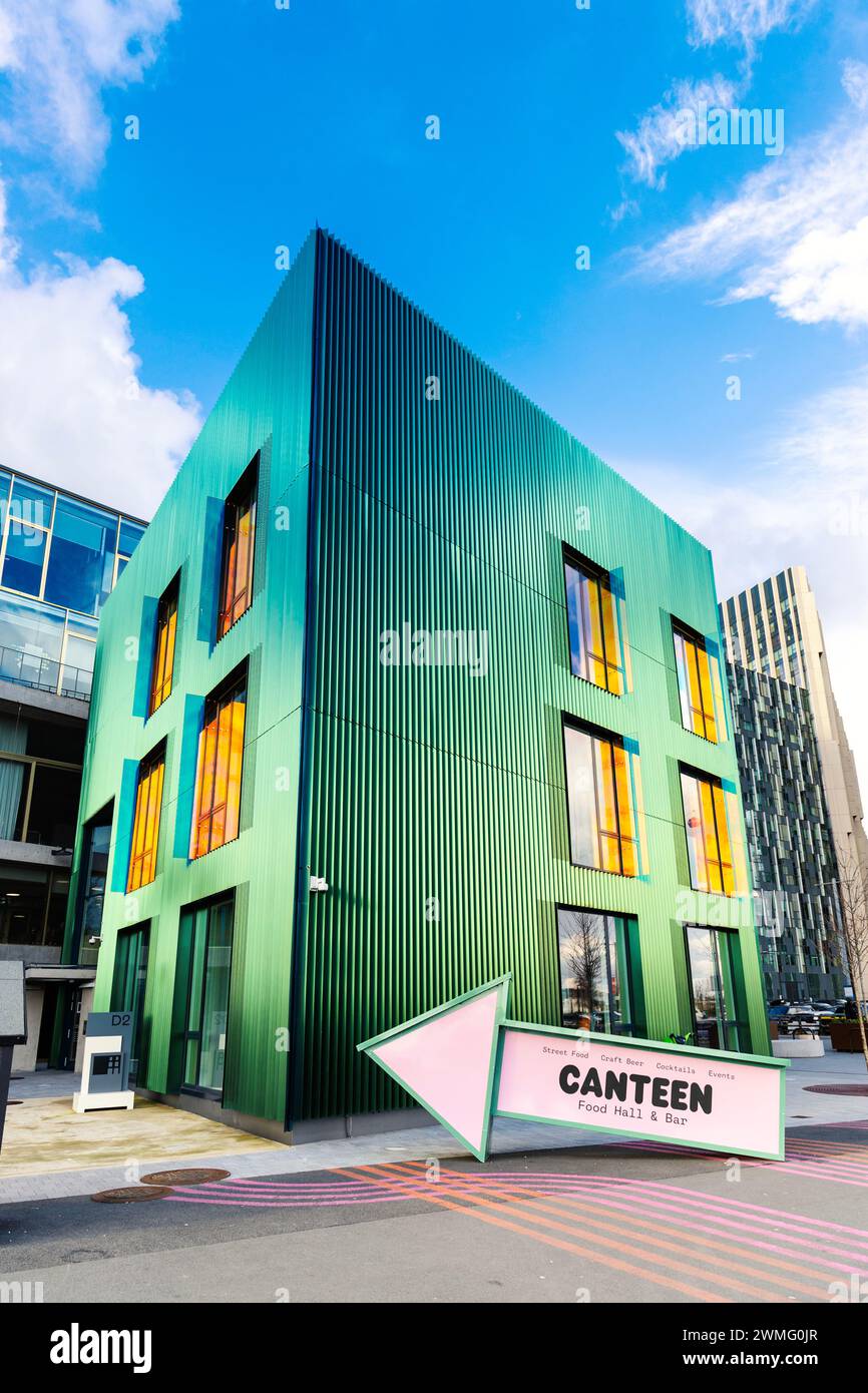 Grüne Fassade des D2-Gebäudes im Design District in North Greenwich, London, England Stockfoto