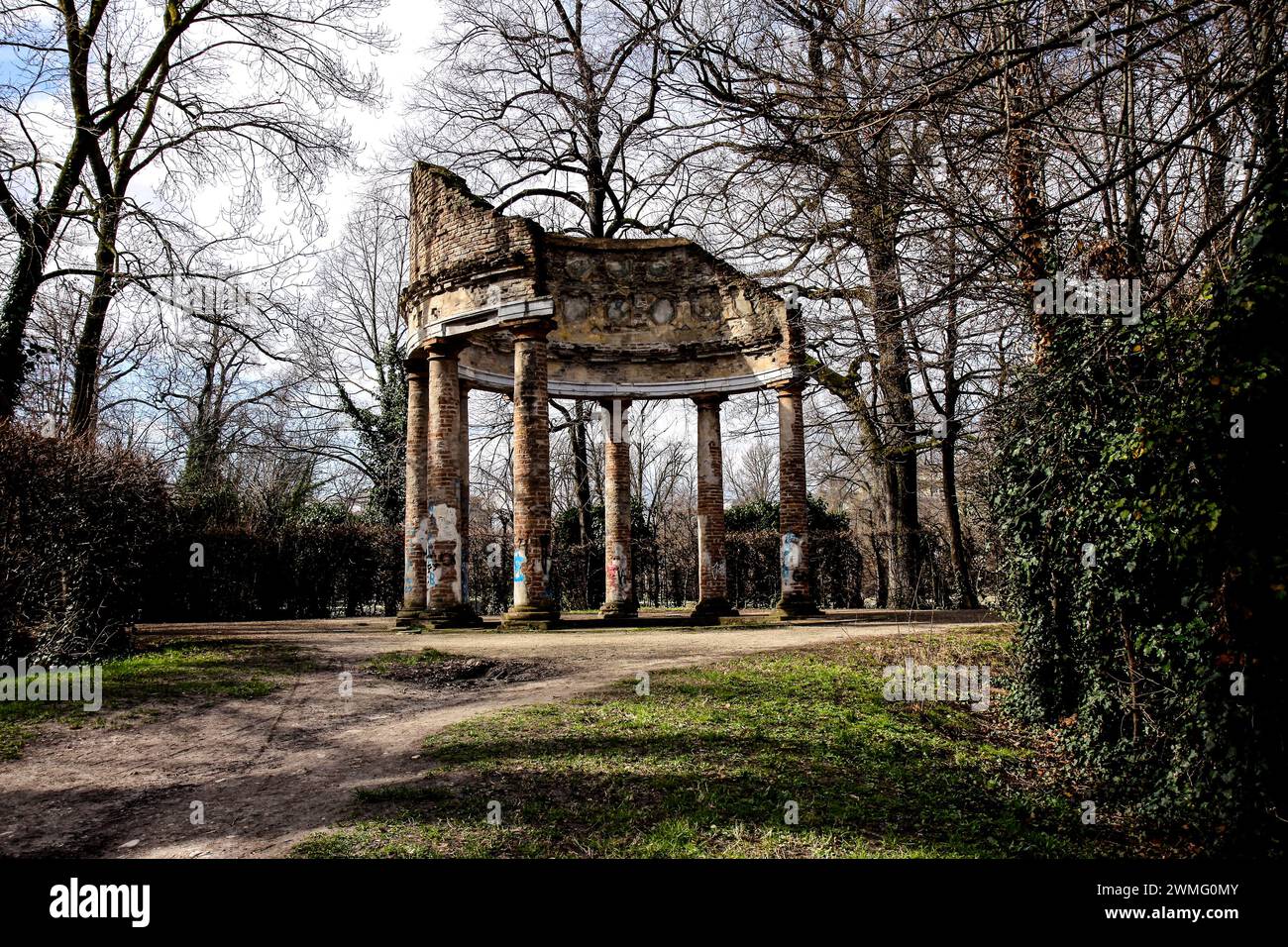Im Ducale Park von Parma: Ein ikonischer Tempel inmitten üppigen Grüns, geschmückt mit Statuen und Säulen, der zeitlose Schönheit und Gelassenheit ausstrahlt. Stockfoto