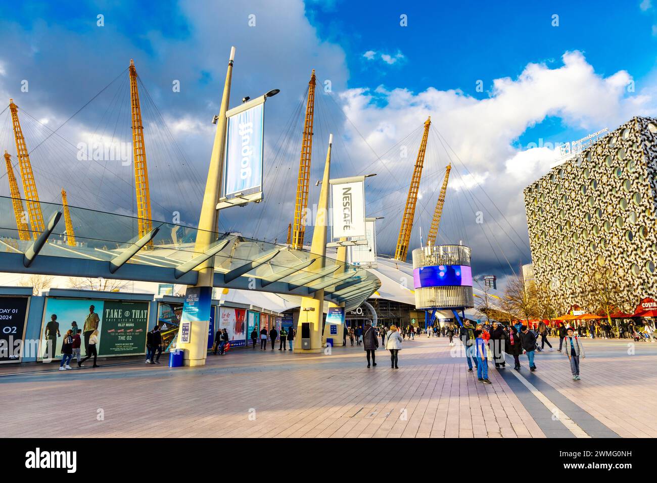 Peninsula Square und O2 Arena, North Greenwich, London, England Stockfoto